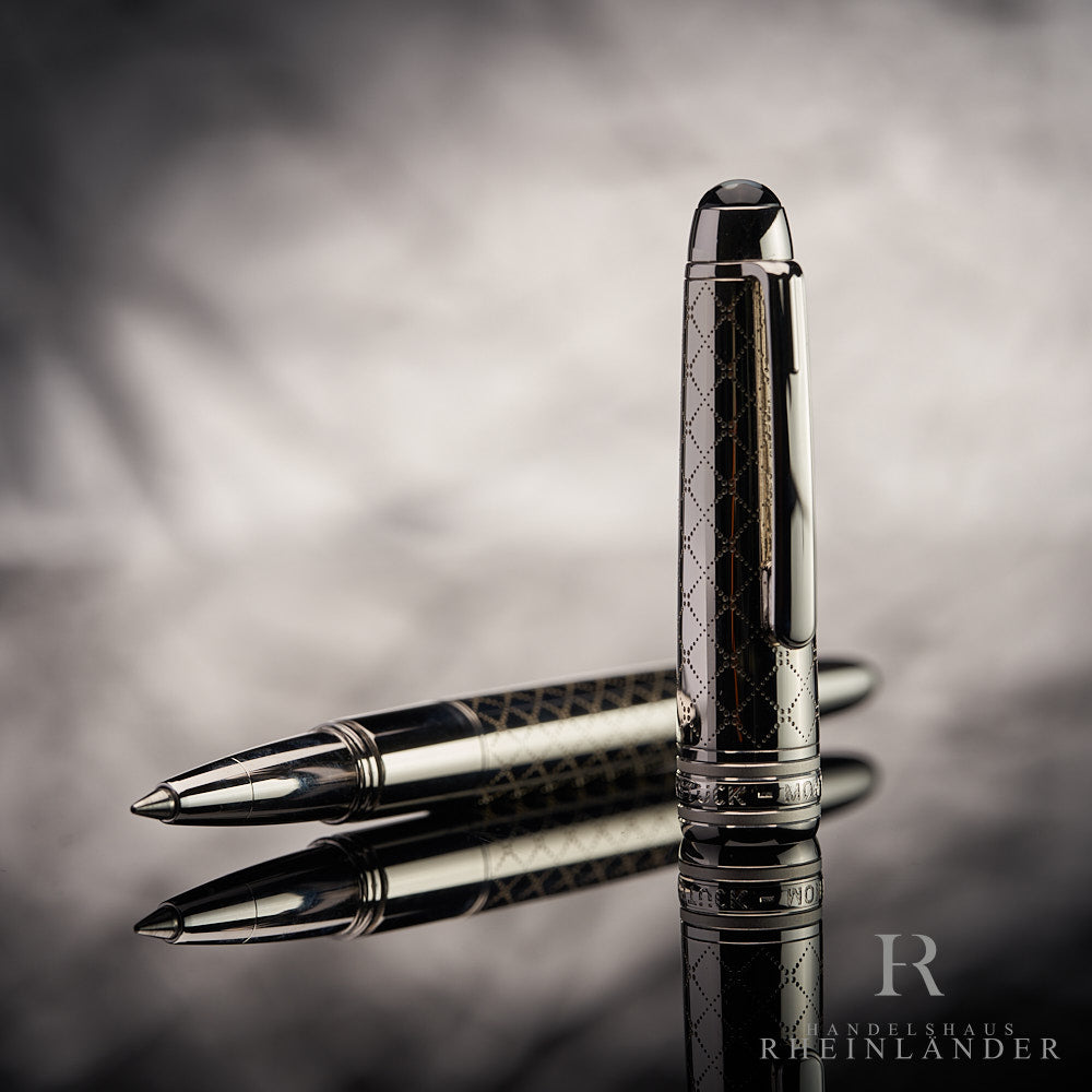 offener silberner Montblanc Mozart Jewellery Edition Rollerball mit daneben stehender Kappe vor grauem HIntergrund