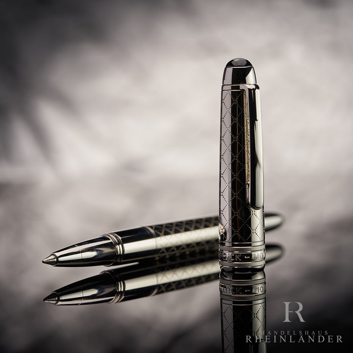 offener silberner Montblanc Mozart Jewellery Edition Rollerball mit daneben stehender Kappe vor grauem HIntergrund