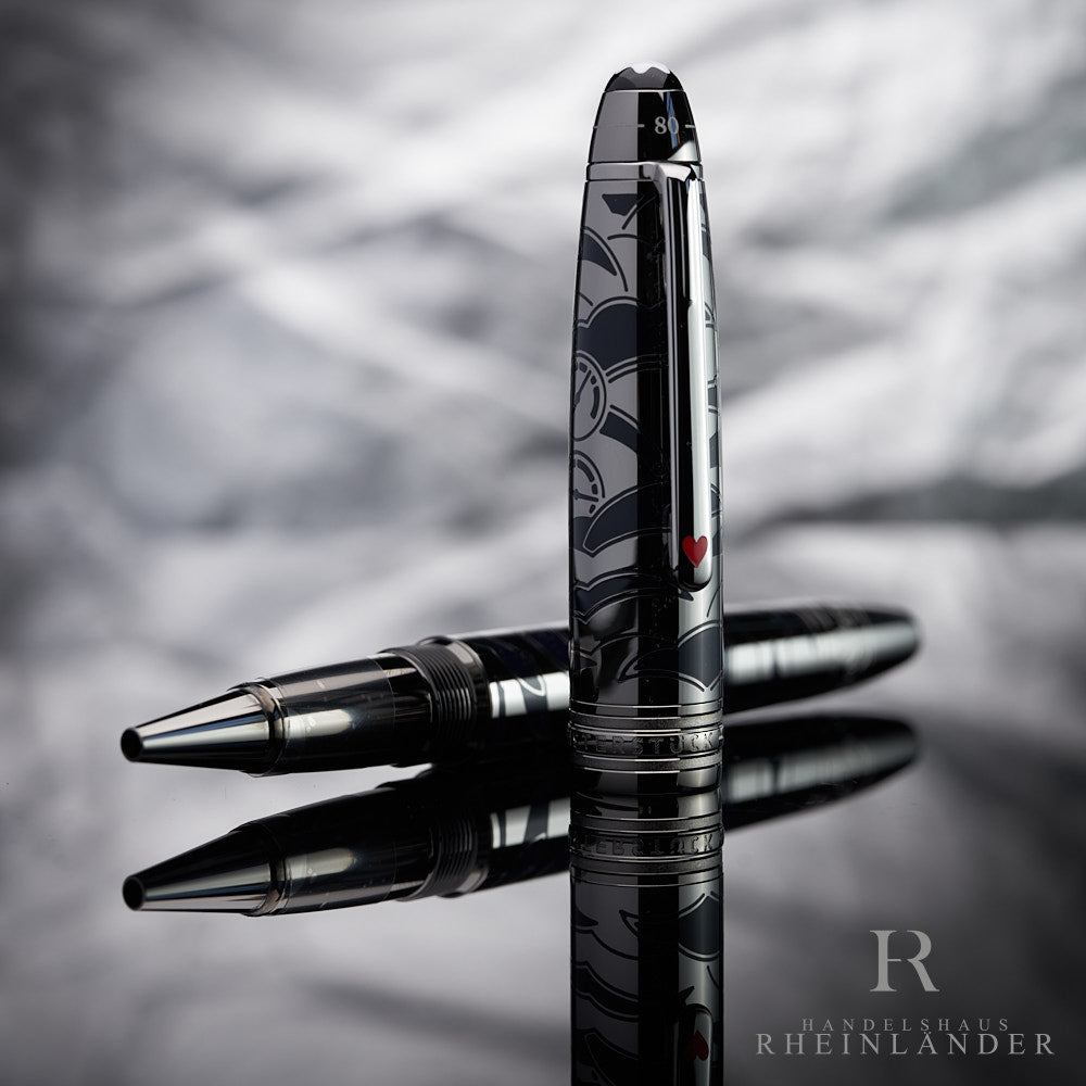 Rollball Stift von Montblanc in blau silber mit rotem Herz auf dem Clip vor grauem Hintergrund