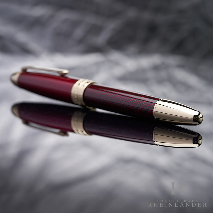 Schaftende des Montblanc Golden Hour Rollerballs liegend von silbernem Hintergrund