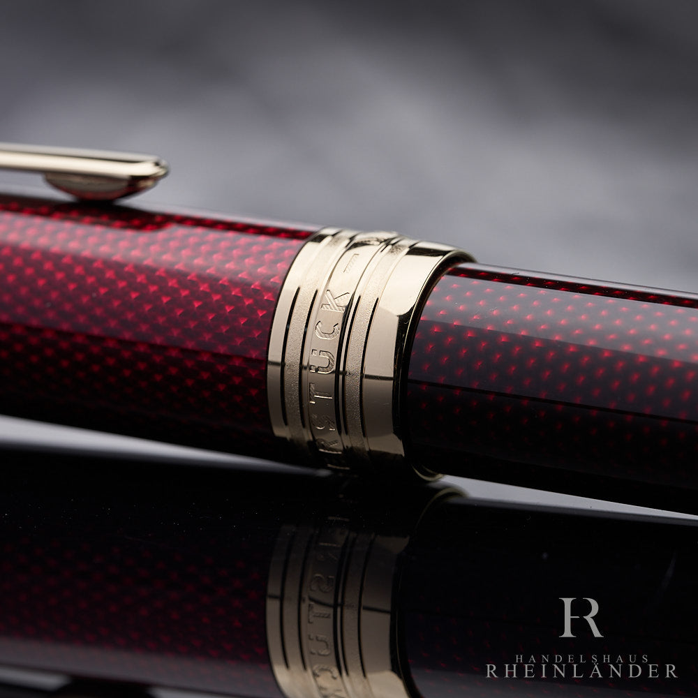 Detailaufnahme des Montblanc Golden Hour am Übergang zwischen Kappe und Schaft mit Meisterstück-Gravur