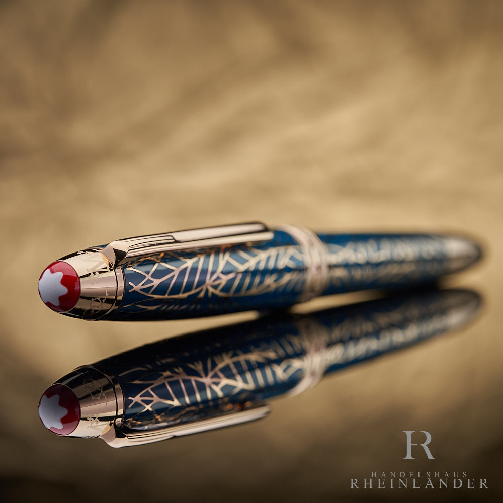 roter Kappenkopf mit Montblanc Emblem am Romeo & Juliet Solitaire Rollerball liegend vor goldenem Hintergrund