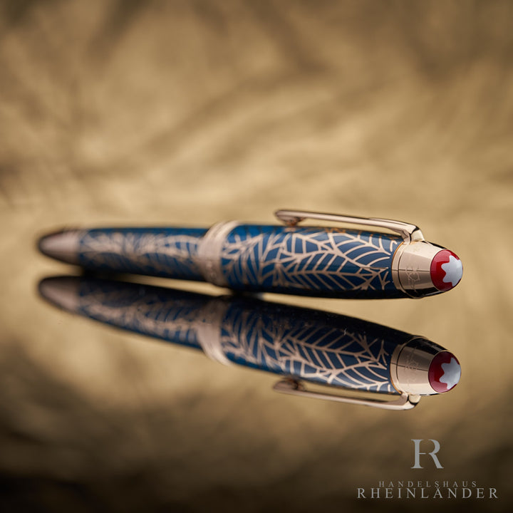 goldene Kappe mit blauem floralen Muster aus Lack auf dem Montblanc Solitaire Romeo & Juliet Rollerball liegend mit Reflektion 