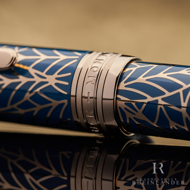 goldenen Kappenringe mit Gravuren am Montblanc Solitaire Romeo & Juliet Rollerball und blauem Lackmuster