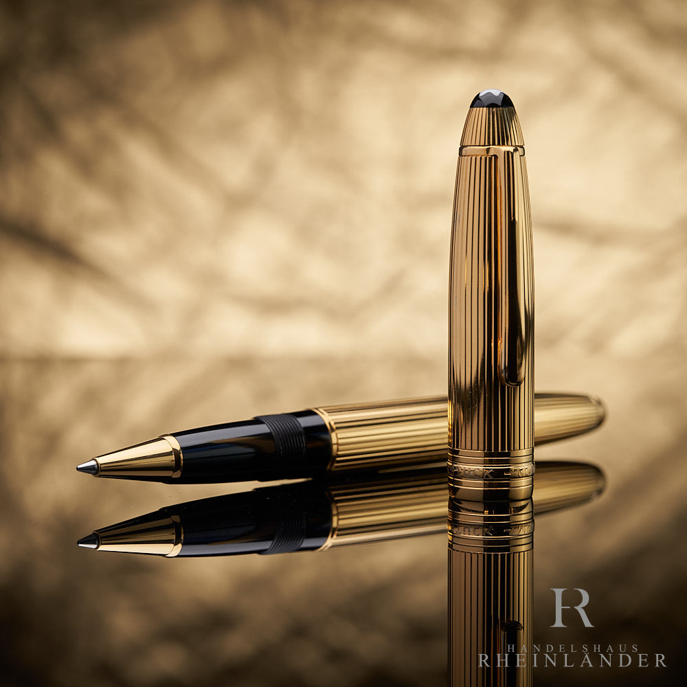 offener goldener Montblanc Rollerball mit Fadenguilloche und schwarzem Griffstück, Kappe daneben stehend, vor goldenem Hintergrund