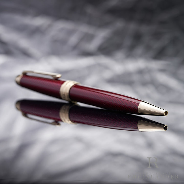 Golden Hour Solitaire Kugelschreiber liegend mit Schreibsitze voran vor silbernem Hintergrund