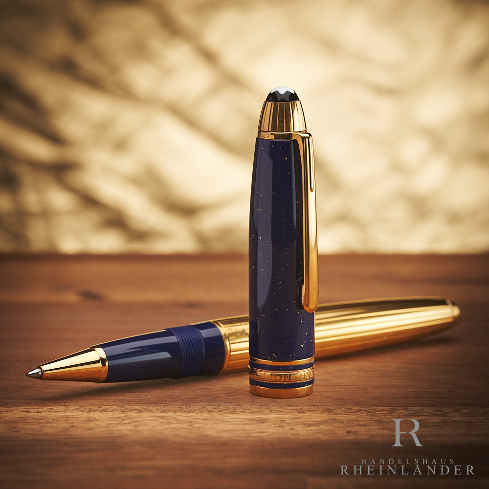 Blauer Ramses Rollerball von Montblanc mit goldenem Schaft und Beschlägen, offen liegend, Kappe davor stehend
