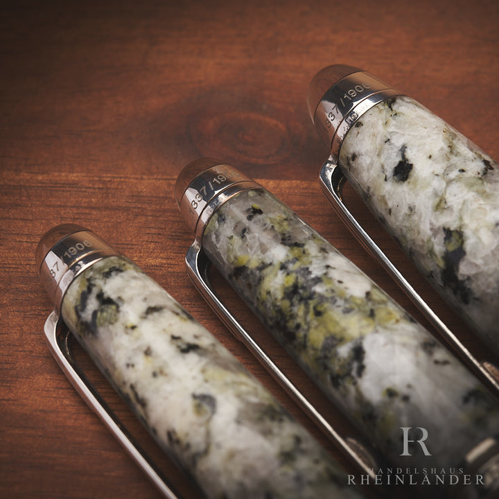 Nahaufnahme der Limitierungsnummern am Kappenkopf der Granitkappe der drei Meistetstück Schreibgeräte