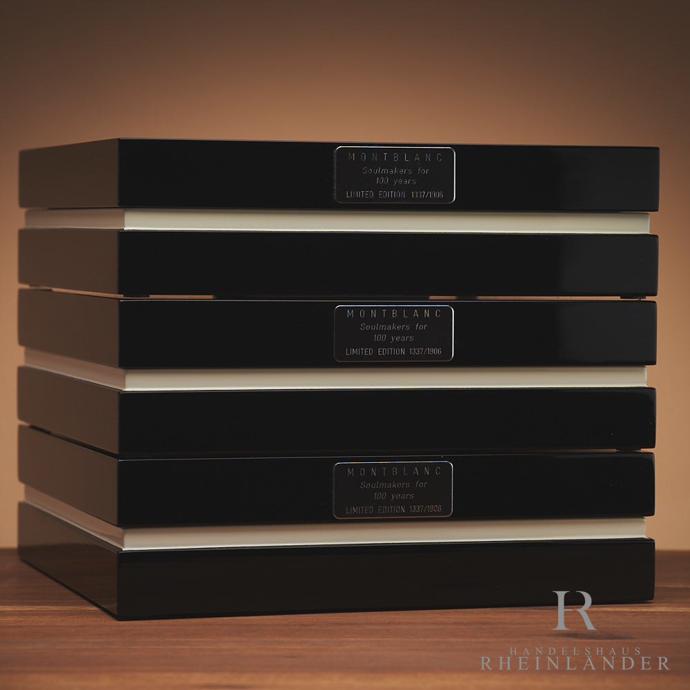 Klavierlackboxen der drei Meisterstücke aufeinandergestapelt in Szene gesetzt