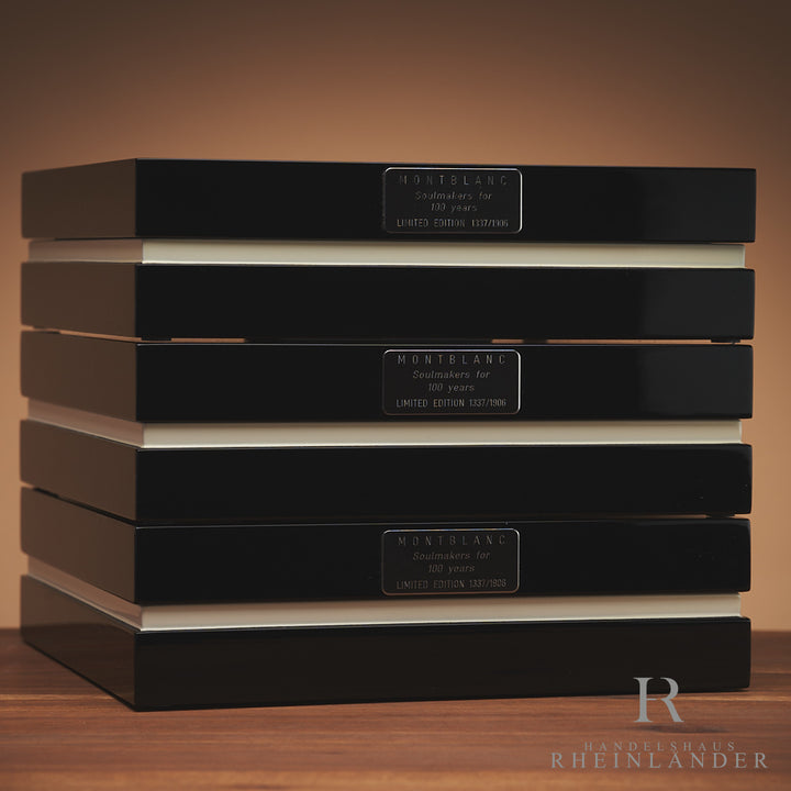 Klavierlackboxen der drei Meisterstücke aufeinandergestapelt in Szene gesetzt