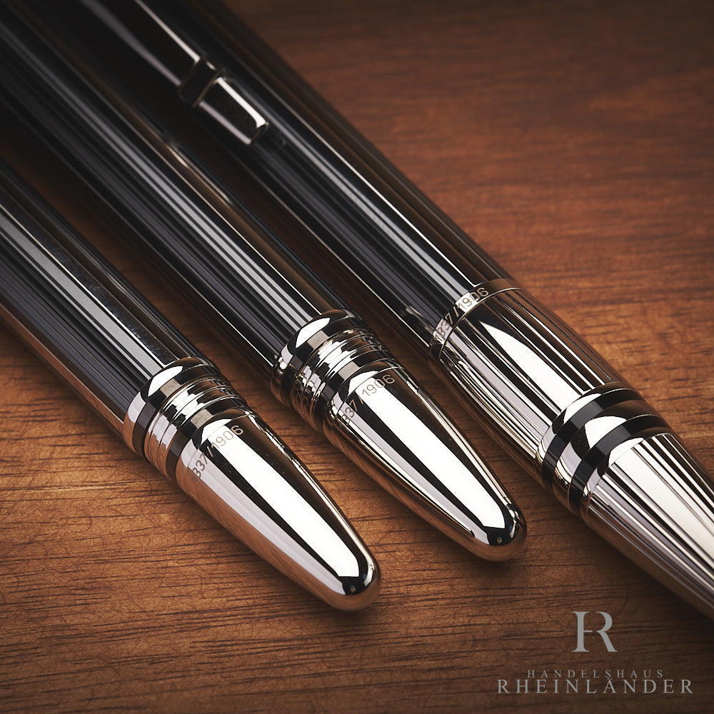 Detailaufnahme der Limitierungsnummern am Ende des Griffstücks der drei Schreibgeräte