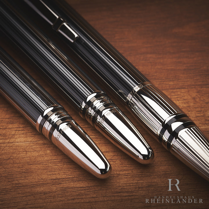 Detailaufnahme der Limitierungsnummern am Ende des Griffstücks der drei Schreibgeräte