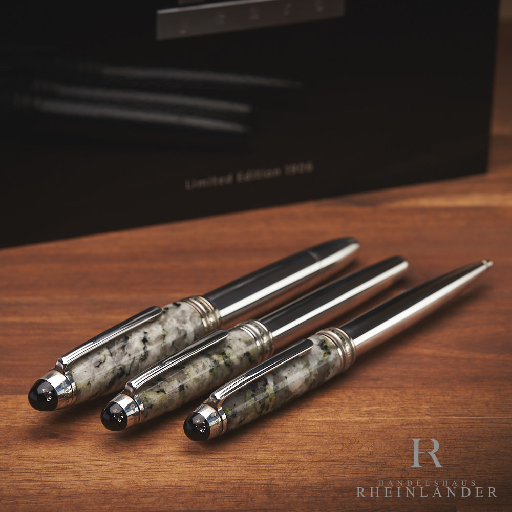 Meisterstück 3-er Set schräg horizontal aufgereiht vor aufgestellter Originalverpackung auf hölzernem Untergrund 