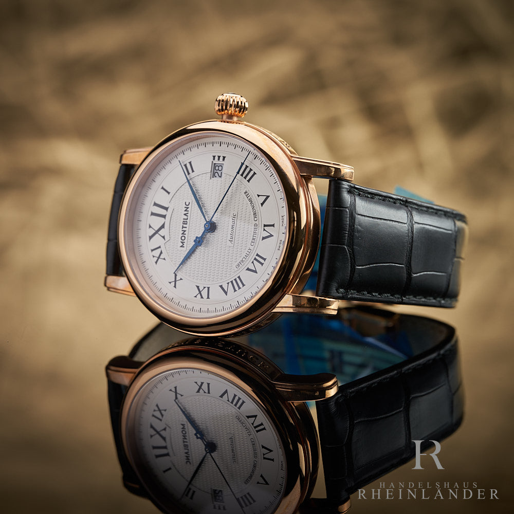 Roségoldene Armbanduhr mit schwarzem Band seitlich liegend vor goldenem Hintergrund fotografiert