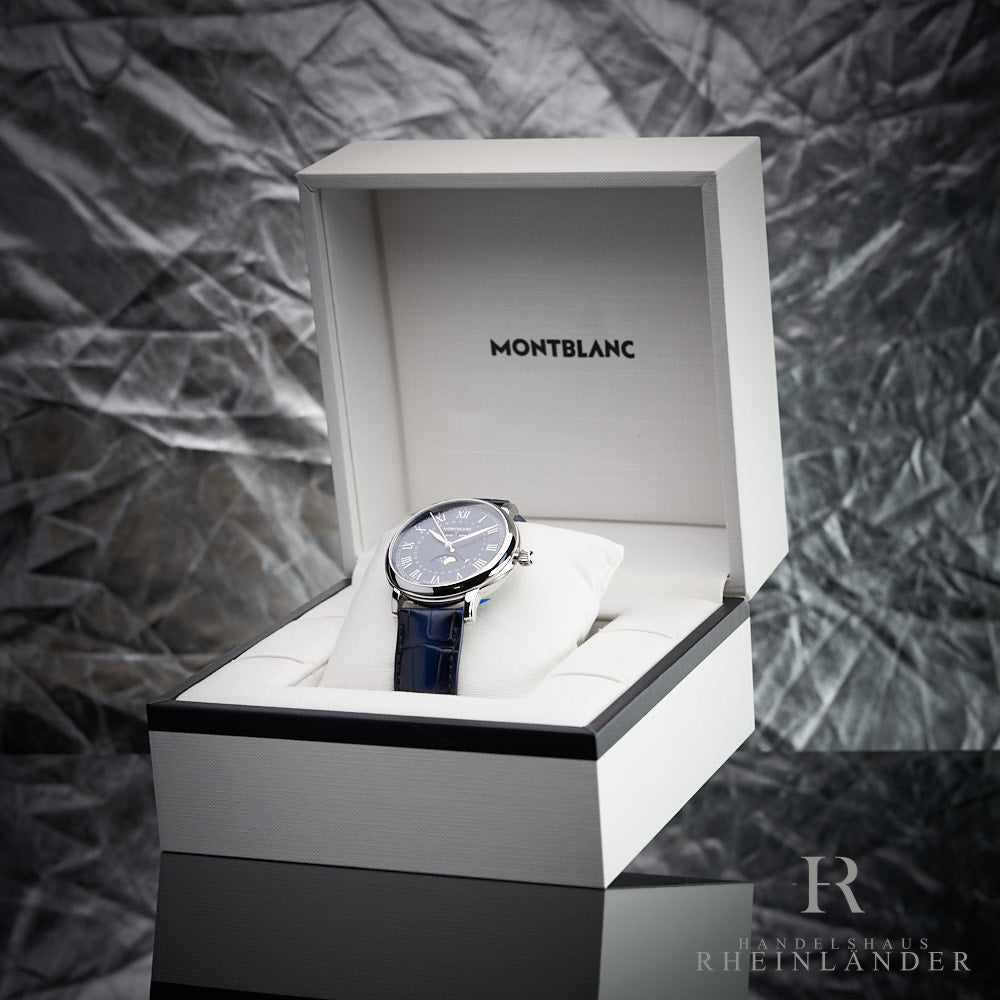 Armbanduhr mit blauem Ziffernblatt und blauem Lederband liegt in weißer Montblanc Uhrenbox