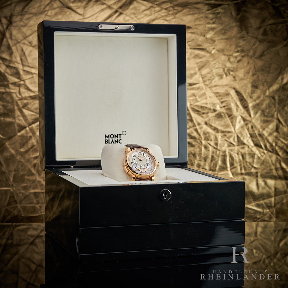 Armbanduhr mit goldenem Gehäuse liegt in schwarzer Klavierlack Uhrenbox  vor Hintergrund mit goldener Knitteroptik