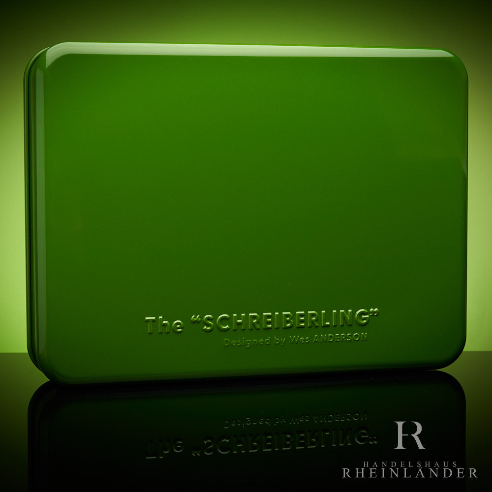 Grüne Metallbox des Montblanc Schreiberling Sets mit geprägtem Schriftzug "Designed by Wes Anderson"