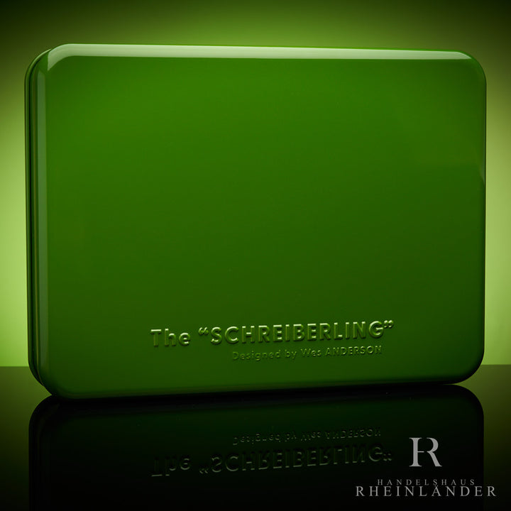 Grüne Metallbox des Montblanc Schreiberling Sets mit geprägtem Schriftzug "Designed by Wes Anderson"