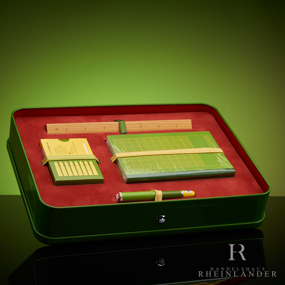 Offene Geschenkbox des Montblanc Schreiberlings mit rotem Futter vor grünem Hintergrund