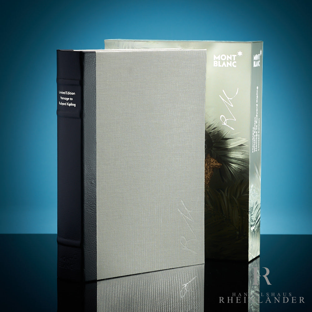 Buchverpackung des Montblanc Kipling Limited Edition Füllers stehend vor blauem Hintergrund