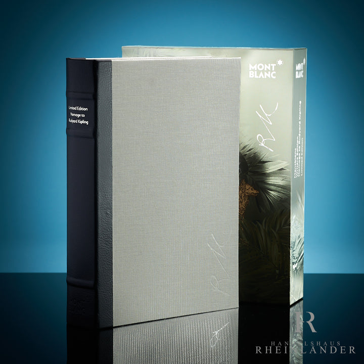 Buchverpackung des Montblanc Kipling Limited Edition Füllers stehend vor blauem Hintergrund
