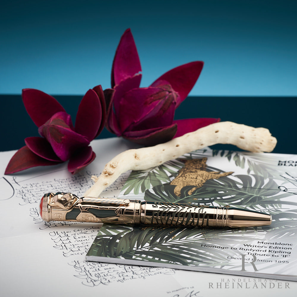 Montblanc Rudyard Kipling Limited Edition Füller liegend auf dem Service Guide mit Blumendekoration im Hintergrund