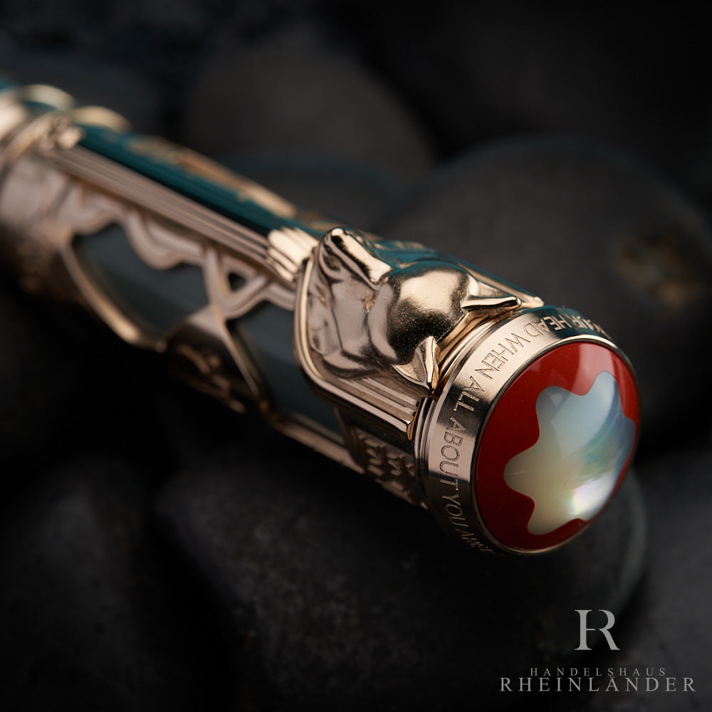 Detail des Kappenkopfs des Kipling Limited Edition Füllers mit Perlmutt-Emblem und Wolfskopf am Clip