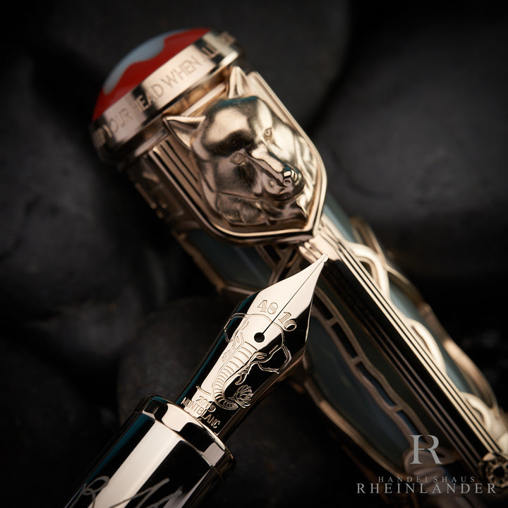 Wolfskopf und Feder des Montblanc Kipling 1895 Füllers auf schwarzem Untergrund