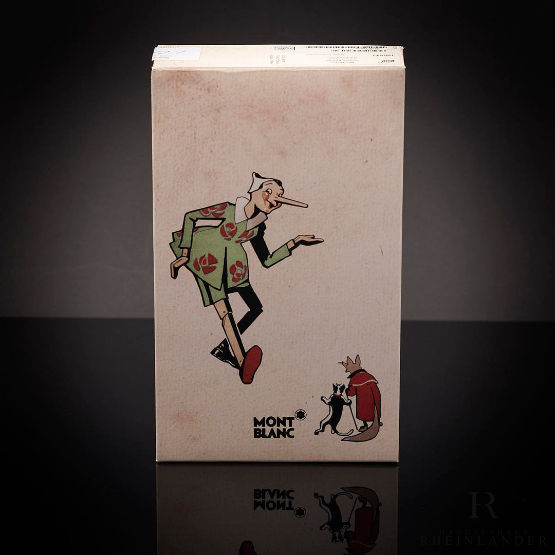 helle Umverpackung mit Pinocchio Motiv des Montblanc Carlo Collodi Rollerballs stehend vor schwarzem Hintergrund