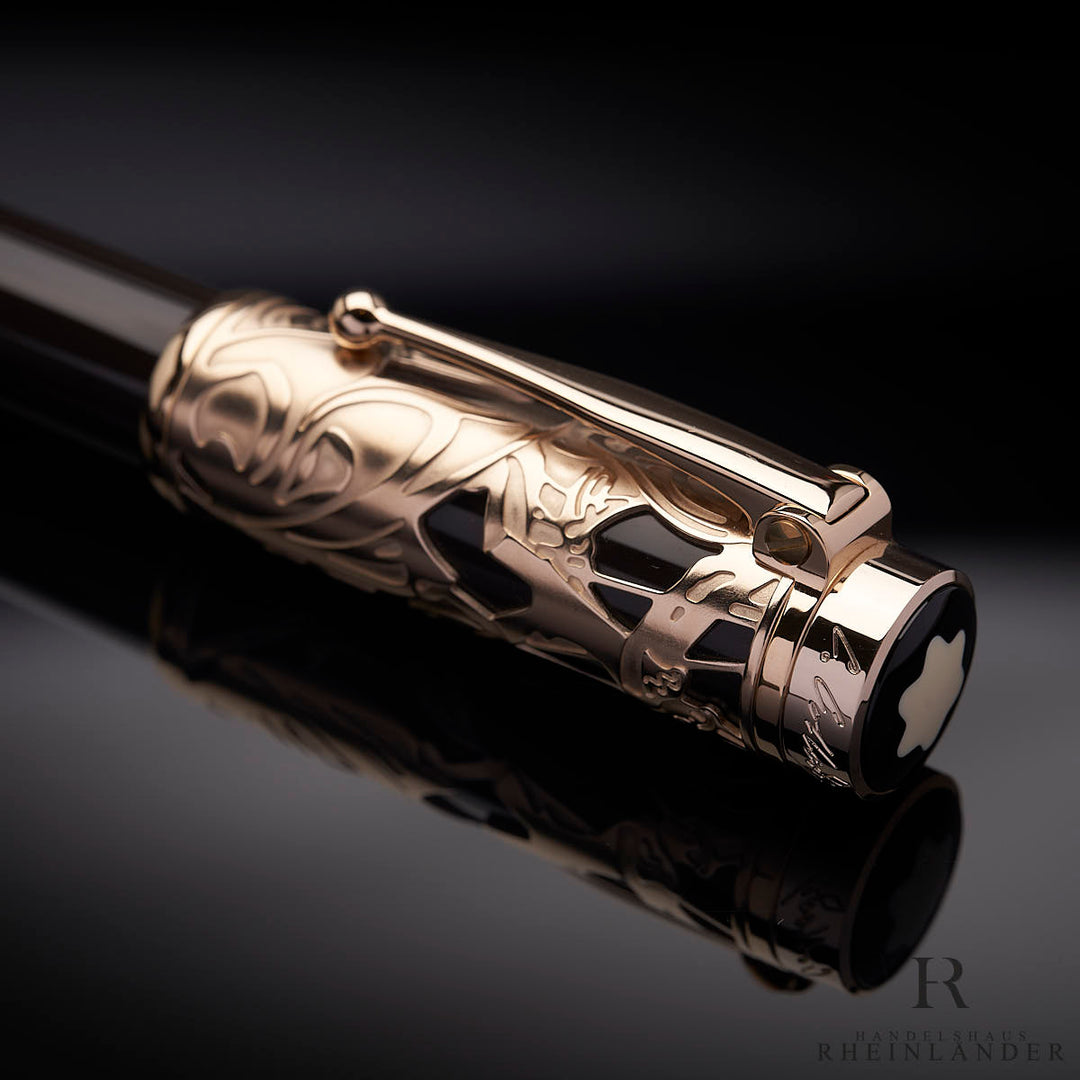 Nahaufnahme der skelettierten goldenen Kappe des Montblanc Carlo Collodi Rollerballs auf schwarzem Tisch liegend