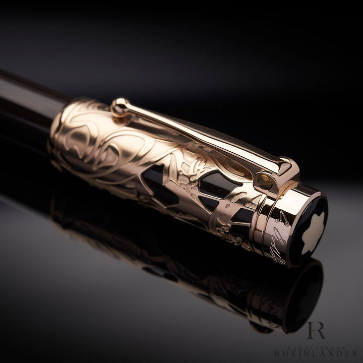 Nahaufnahme der skelettierten goldenen Kappe des Montblanc Carlo Collodi Rollerballs auf schwarzem Tisch liegend