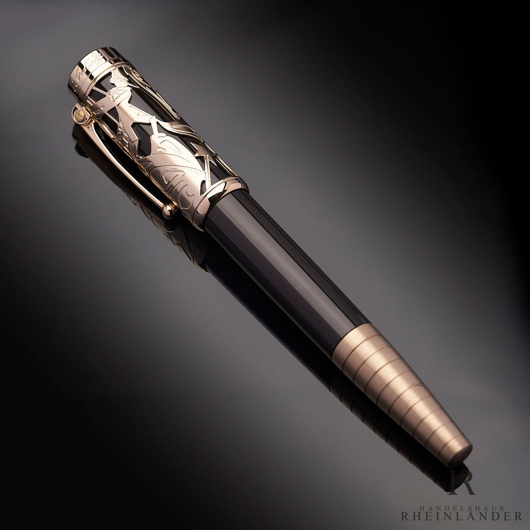 Montblanc Carlo Collodi Rollerball mit skelettierter goldener Kappe und Konus liegend auf schwarzem Untergrund
