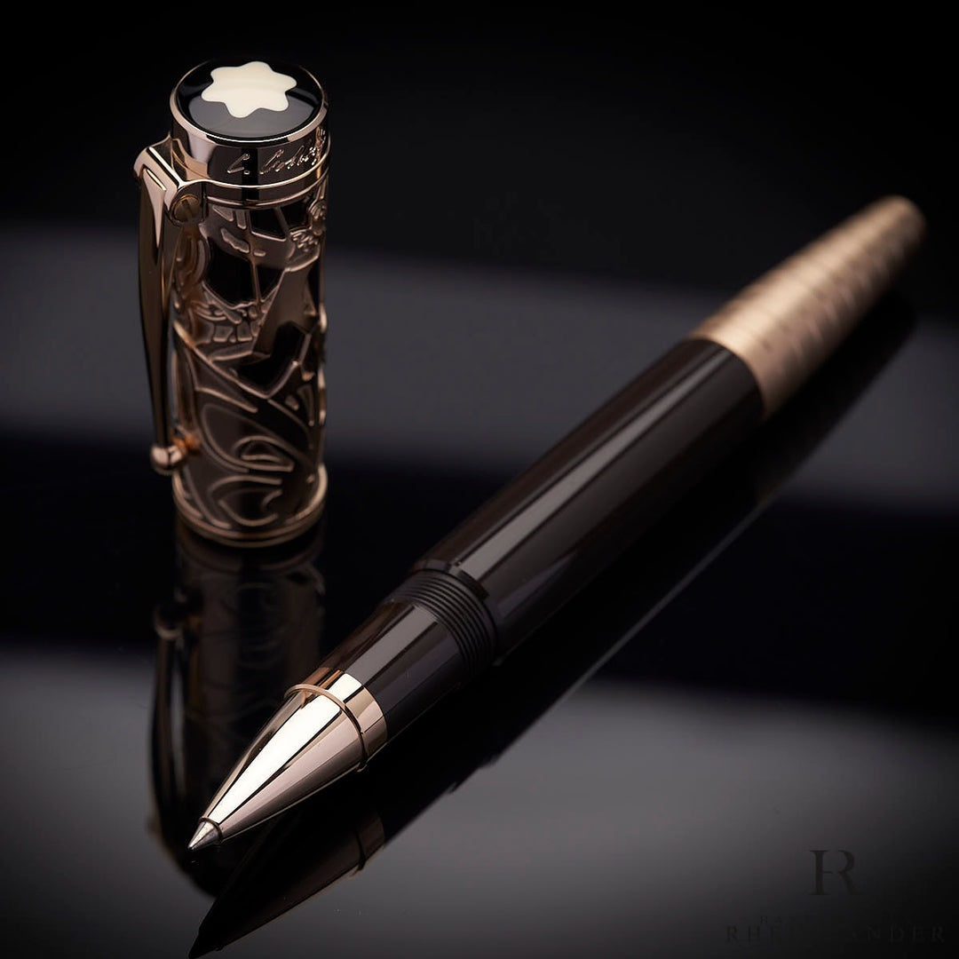 offener Montblanc Carlo Collodi Rollerball mit danebenstehender Kappe auf schwarzem Untergrund liegend