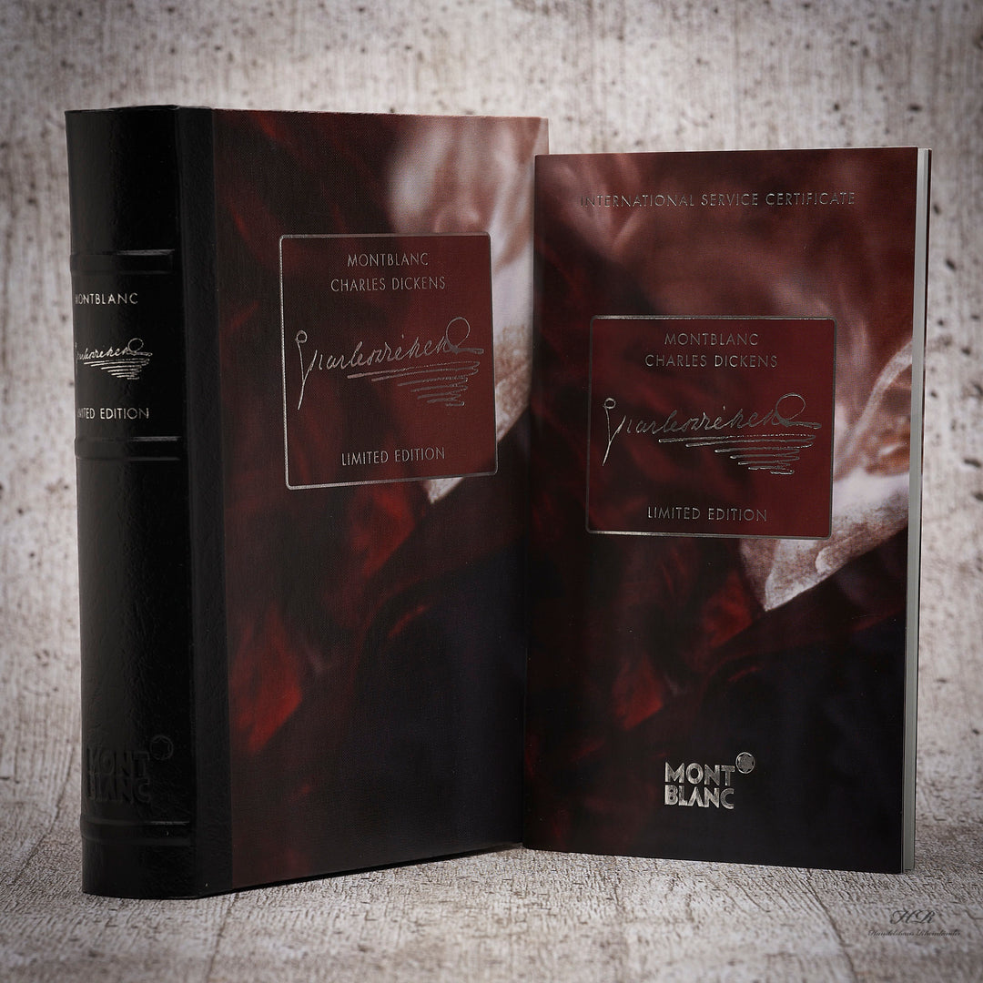 stehende Buchverpackung und Service Guide der Montblanc Charles Dickens Writers Edition vor grauem Hintergrund