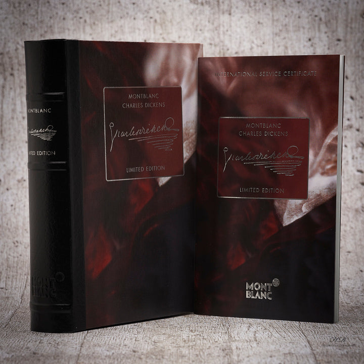 stehende Buchverpackung und Service Guide der Montblanc Charles Dickens Writers Edition vor grauem Hintergrund