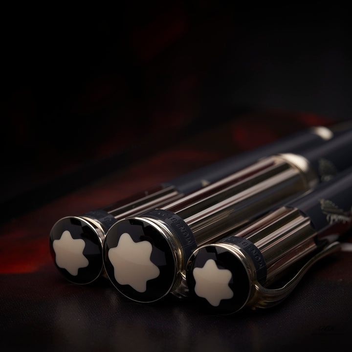 Kappenköpfe mit Montblanc Emblemen der Charles Dickens Writers Edition liegend auf dunklem Untergrund