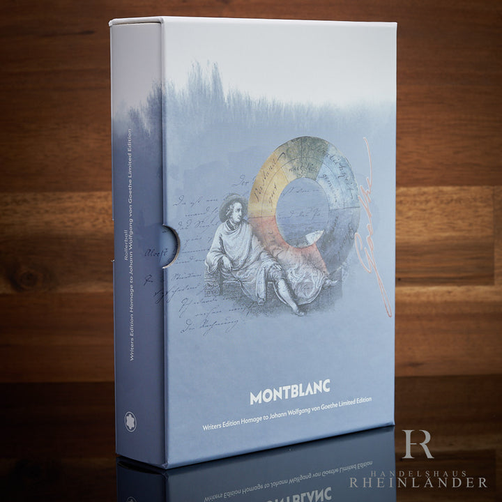 Buchverpackung des Montblanc Goethe Rollerballs stehend vor hölzernem Hintergrund