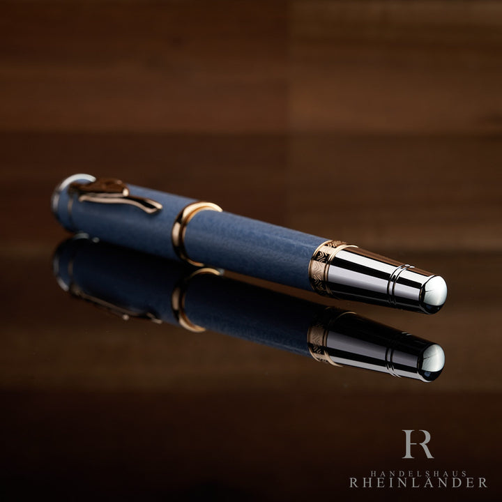 Montblanc Goethe Rollerball liegend mit Konusende voran auf schwarzem Tisch