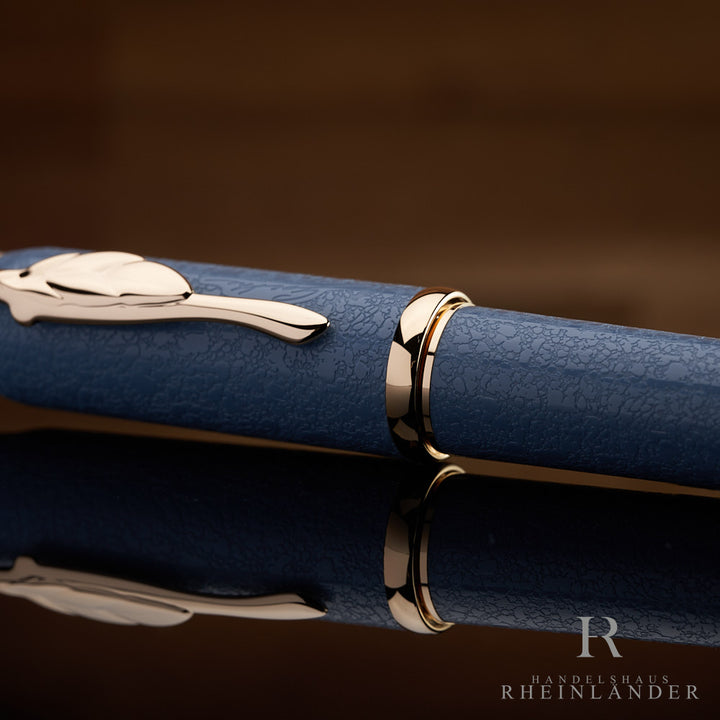 Nahaufnahme des Montblanc Gothe Rollerball am Übergang zwischen Kappe und Schaft mit dem Ende des Clips