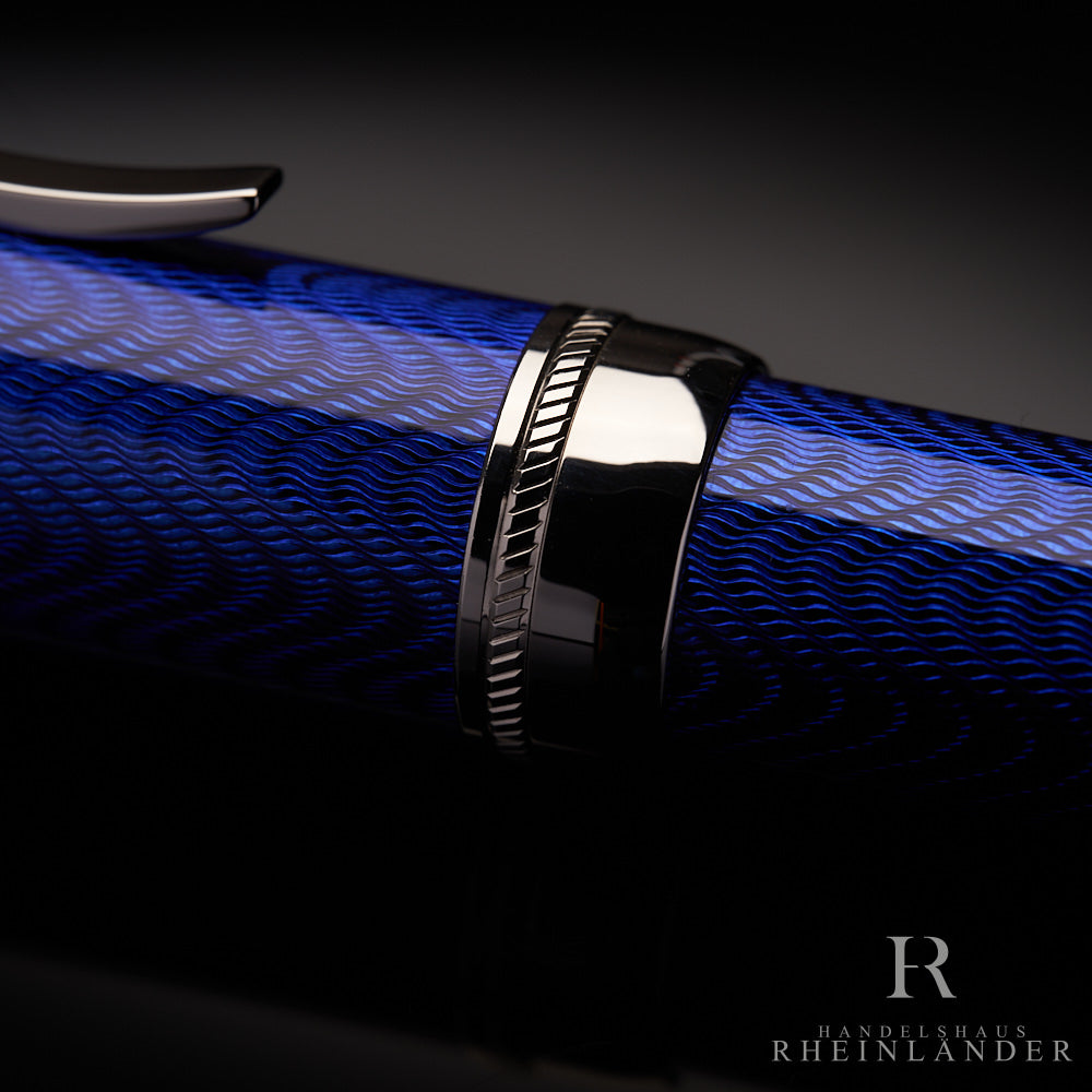 Nahaufnahme des Montblanc Jules Verne Bleistifts am Übergang von Kappe zum Schaft mit Guilloche Muster