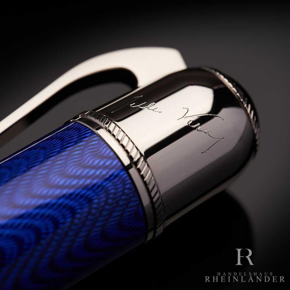 Detailaufnahme des Kappenkopfs des Montblanc Jules Verne Bleistifts mit gravierter Signatur