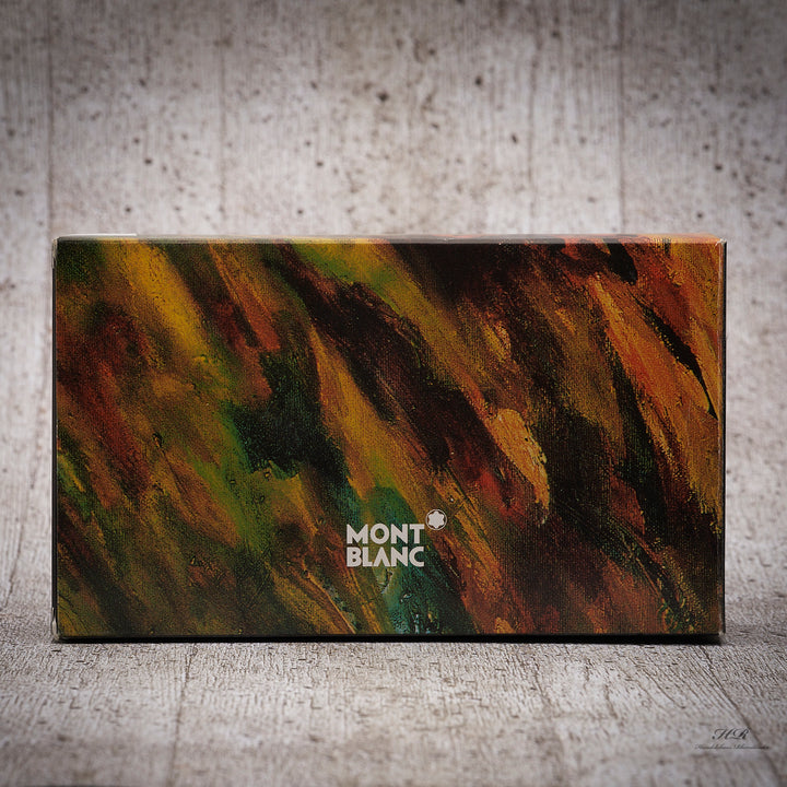 Original Umverpackung der Writers Edition steht vor grauem Hintergrund in Holzoptik