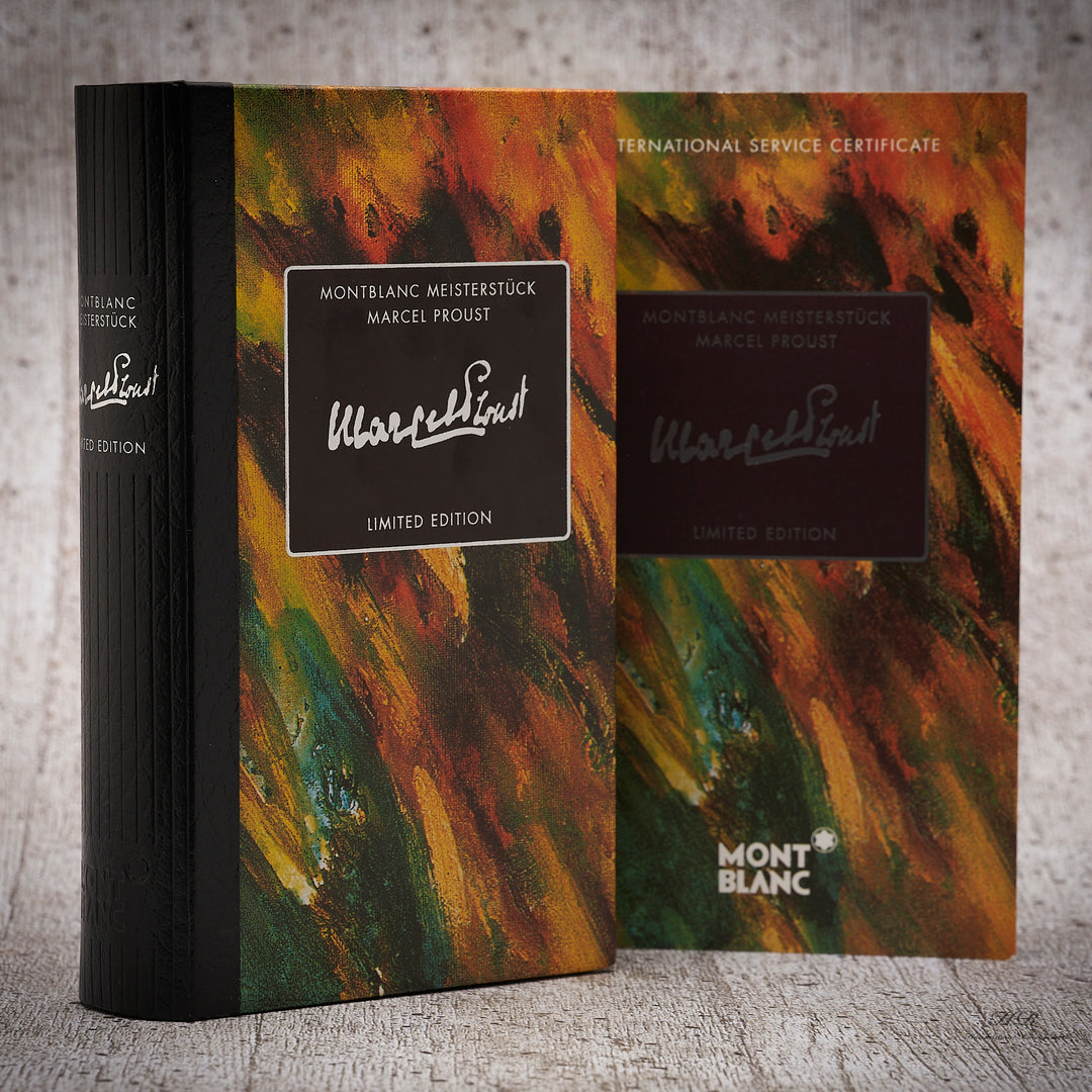 Writers Edition Buchbox und deren Umverpackung stehen aufrecht nebeneinander