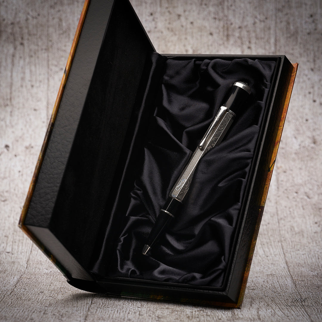 Silberner Kugelschreiber liegt in offener, mit Samt ausgekleideter, Buchbox Originalverpackung