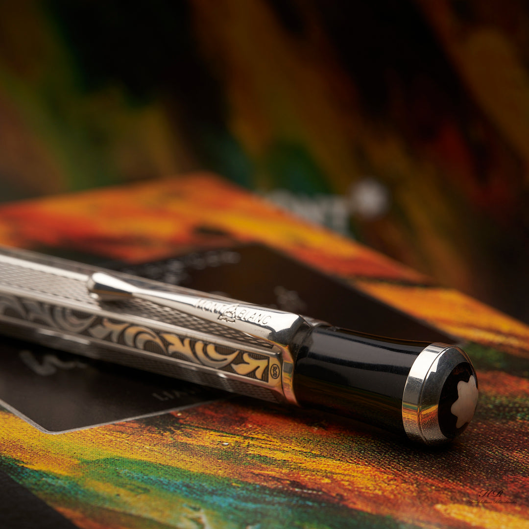 Silberner Kugelschreiber liegt auf zugehöriger Buchbox, Clip und Emblem stehen im Fokus