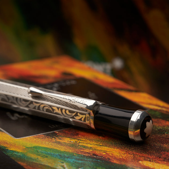 Silberner Kugelschreiber liegt auf zugehöriger Buchbox, Clip und Emblem stehen im Fokus