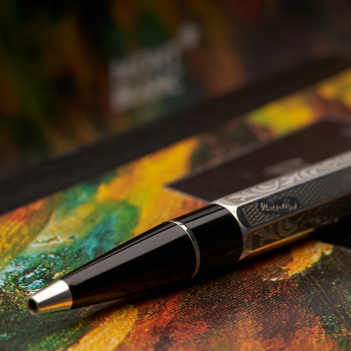 Silberner Kugelschreiber liegt auf zugehöriger Buchbox, Fokuspunkt liegt auf der schwarzen Spitze