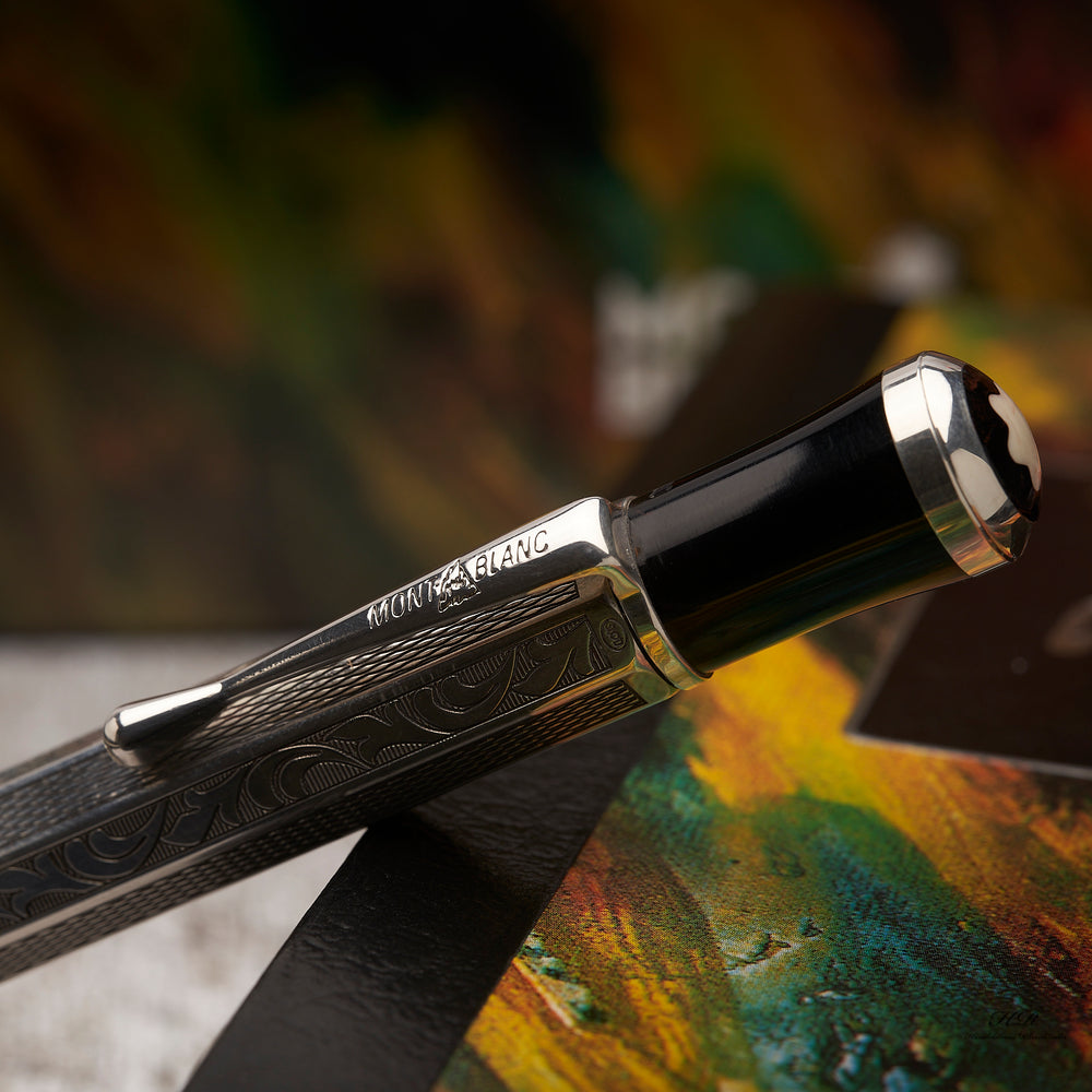 Nahaufnahme vom gravierten Clip des silbernen Kugelschreibers, die Gravur ließt "Mont Blanc"