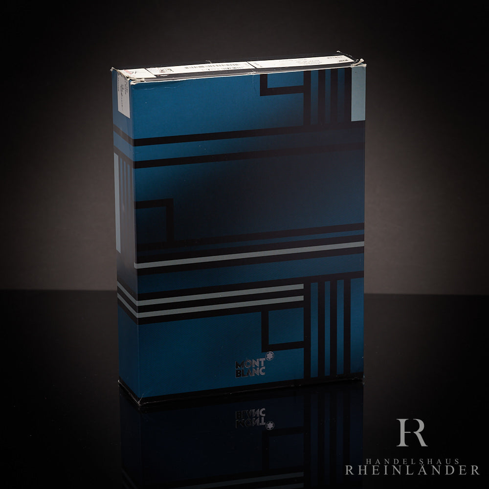 Umverpackung des Schreibsets vor schwarzem Hintergrund aufgestellt