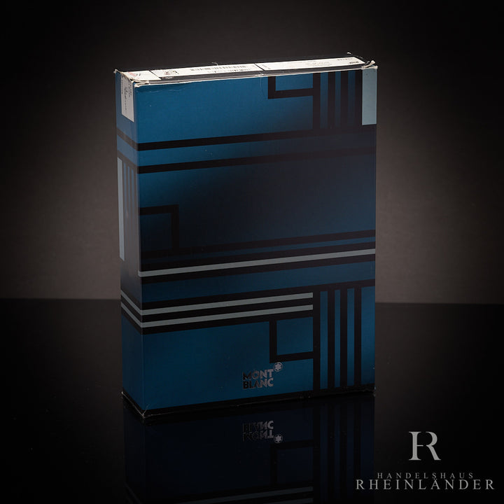 Umverpackung des Schreibsets vor schwarzem Hintergrund aufgestellt